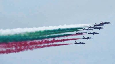 Spettatori ammaliati dalle evoluzioni delle Frecce Tricolori sul mare di San Benedetto del Tronto