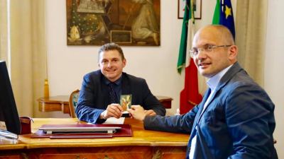 Il sindaco Marco Fioravanti riceve il testimone da Guido Castelli: eredita una liquidità di cassa da 10 milioni e sta ragionando sulla squadra di governo fatta di esperienza, rappresentanza e innovazione