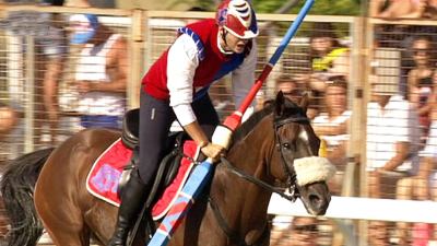 Lorenzo Melosso, cavaliere ascolano di 18 anni, vince il palio della Quintana di Agosto per Porta Romana con 2020 punti