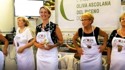 Ascoliva Festival. Monica Collina vince la gara delle massaie realizzando tra nove concorrenti la migliore oliva fritta ascolana Dop