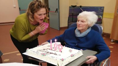 Luigia Pagliacci 'Giggia' compie 100 anni abbracciata da nipoti e pronipoti riceve gli auguri dal sindaco Marco Fioravanti