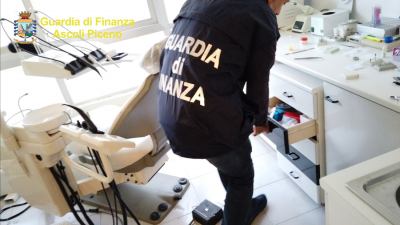 Due odontotecnici beccati in un blitz dalla Guardia di Finanza a fare i dentisti, coinvolto un odontoiatra in pensione