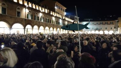 Iniezione di 'Omega 3' in piazza del Popolo con circa 1500 Sardine