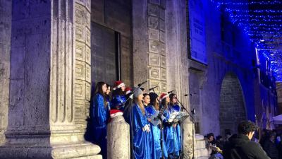 Jerico Gospel Choir, un Natale di note e canti che hanno aggiunto armonia a un Santo Stefano caratterizzato da un cielo di luminarie blu in piazza del Popolo