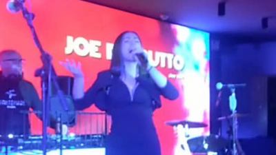 La cantante ascolana Giulia Caselli si è esibita con successo al Frontemare di Rimini