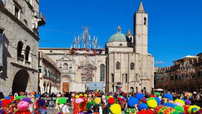 Carnevale di Ascoli, il saltarello e il corpo bandistico 'Citta’ di Acquasanta' accompagneranno Re Carnevale, buonumor favorito e lu sfrigne durante la cerimonia di apertura