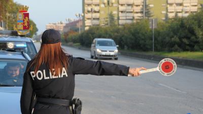 Ascolano denunciato dalla Polizia per aver danneggiato le auto in sosta