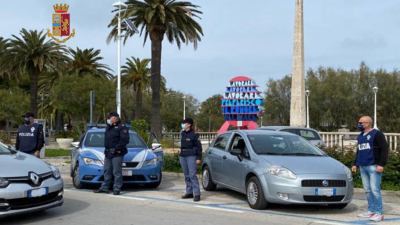 Piazzano droga a tossici della costa infischiandosene dell'emergenza coronavirus: coppia scoperta dalla Polizia