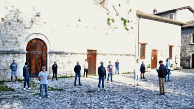 Manifestazione delle 'Mascherine Tricolori' a piazza San Tommaso come in altre 69 piazze italiane