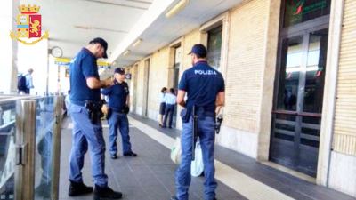 Un settantanovenne scorrazza in bici lungo la banchina dei treni: bloccato e denunciato dalla Polizia