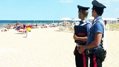 Palpeggia una ragazza mentre fa il bagno e importuna altre donne: arrestato dai carabinieri per violenza sessuale