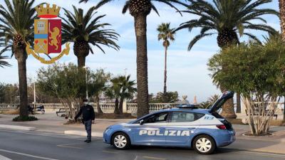 Rubano in un negozio in centro e fuggono: tre arrestati dopo un inseguimento