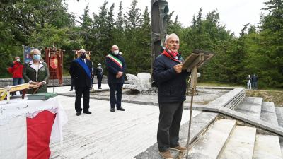 La celebrazione del 3 ottobre 1943 presso il Sacrario di colle S. Marco in memoria dei partigiani caduti per mano dei nazifascisti