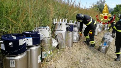 Furgone finisce fuori strada ad Offida, i Vigili del fuoco recuperano 22 contenitori di ossigeno liquido e 6 bombole di ossigeno terapeutico