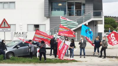 Industrie Tessili Picene non rispetta la cassintegrazione a rotazione, Cgil, Cisl e Uil hanno indetto una manifestazione sindacale a Campolungo davanti all'azienda