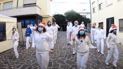 Gli auguri di Natale con il balletto di medici e infermieri della Clinica 'Villa Adria' di Santo Stefano Riabilitazione