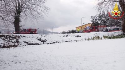 I Vigili del fuoco recuperano un giovane finito in un dirupo a Folignano