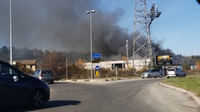 Incendio al Centro Intermodale drel Tronto, un'alta colonna di fumo si è levata destando preoccupazione tra gli abitanti