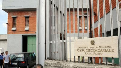 Detenuto del carcere di Marino del Tronto sbrocca all'interno dell'ambulatorio medico e manda due agenti della polizia penitenziaria al pronto soccorso del Mazzoni