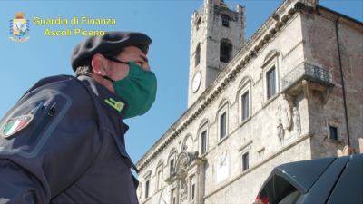 La Guardia di finanza di Ascoli Piceno denuncia 9 persone: dichiaravano redditi da poveri e 'arrotondavano' con polizze false vendute on line