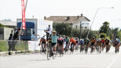 HG Cycling Team: show trionfale di Moreno Rapari in volata ad Ascoli Piceno