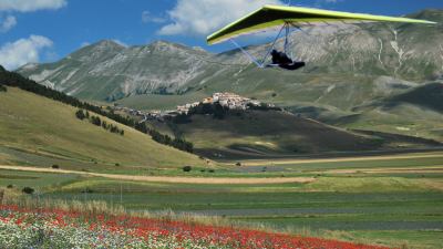 Gianni Cacciatori, ascolano di 60 anni,  è morto sabato precipitando con il suo deltaplano sul Pian Grande di Castelluccio