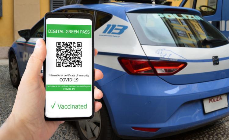 Polizia denuncia furbetta del green pass: consumava all’interno di un bar con il green-pass della sorella