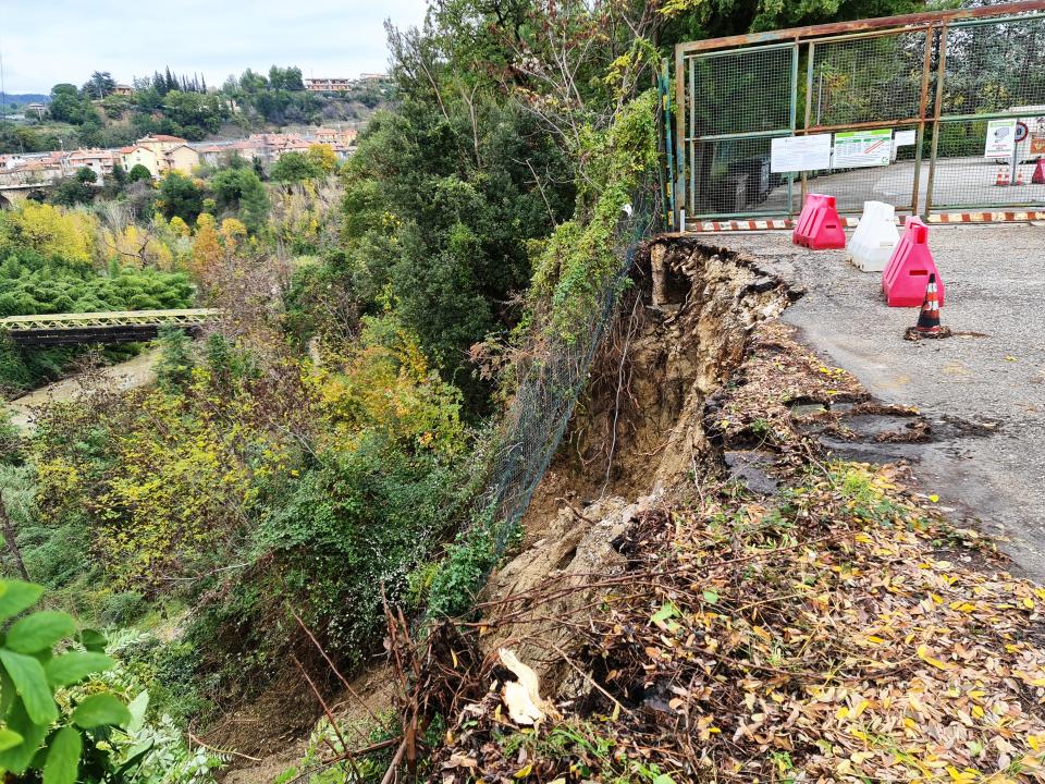 Chiusa l'isola ecologica in zona Carburo per una frana accanto all'ingresso dovuta alle forti piogge