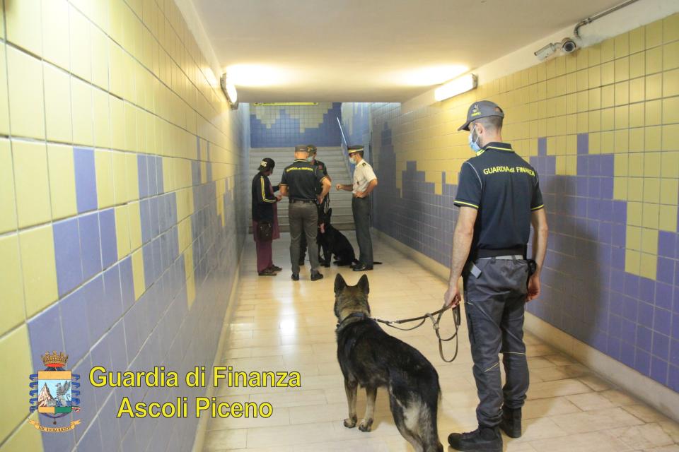 Controllo del territorio e del tratto costiero: le Fiamme gialle di Ascoli Piceno hanno denunciato due persone per possesso di 70 grammi di droga